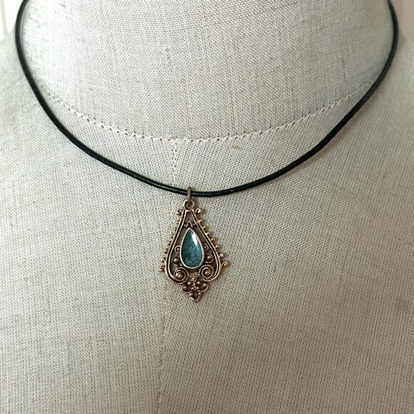 Green and gold tone pendant necklace on black cord - Picture 6 of 8